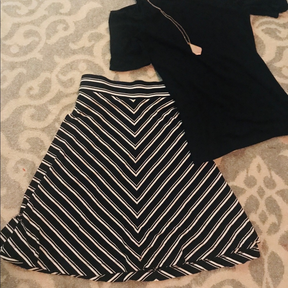 Loft black and white stretchy/flowing skirt